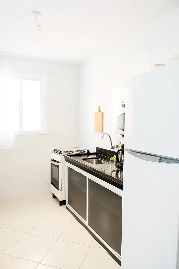 Cozinha branca do apartamento F103